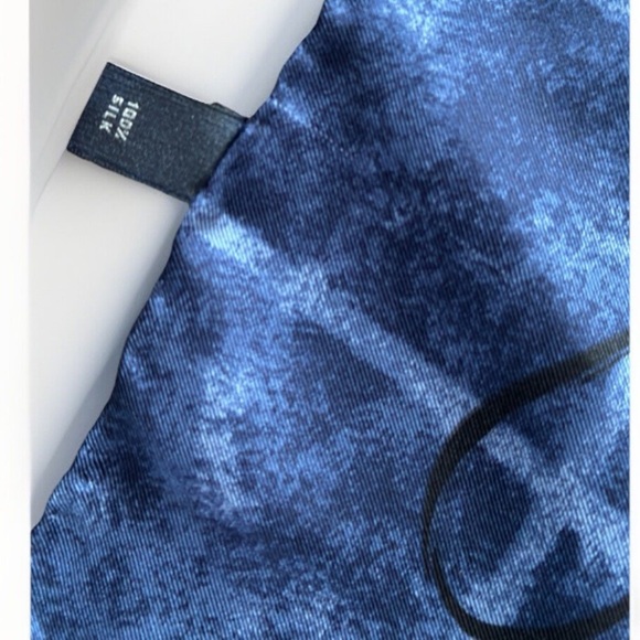 Burberry 100% silk dogs theme scarf EXCELLENT Condition 34” square designer blue - Picture 3 of 5